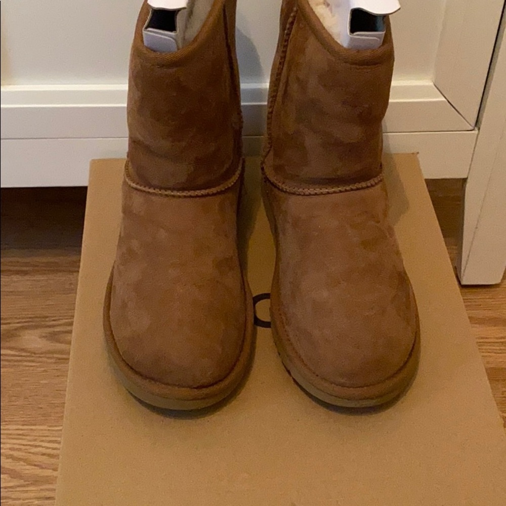 UGGS - Picture 3 of 3